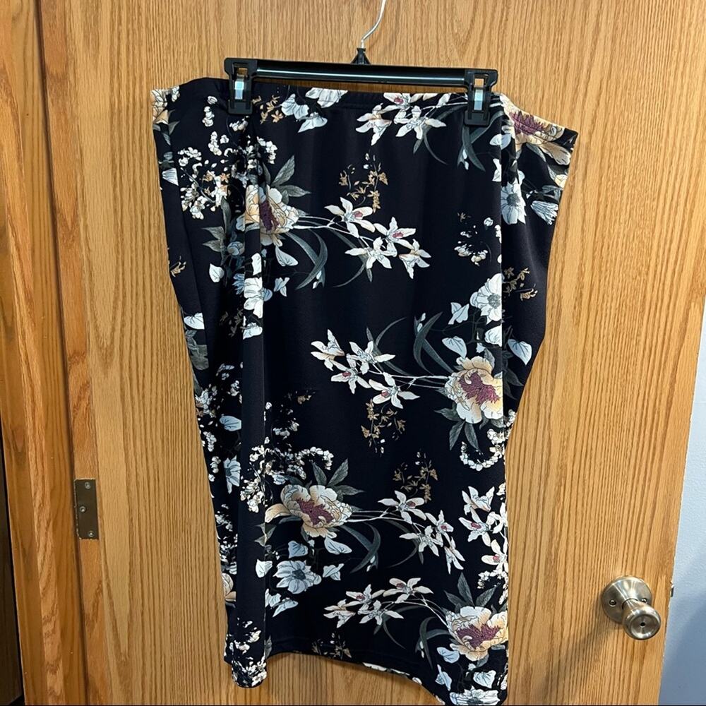 SHEIN Navy Blue Floral Midi Skirt Women's Plus Size 4X Fits Like 2X Pencil - Picture 6 of 6